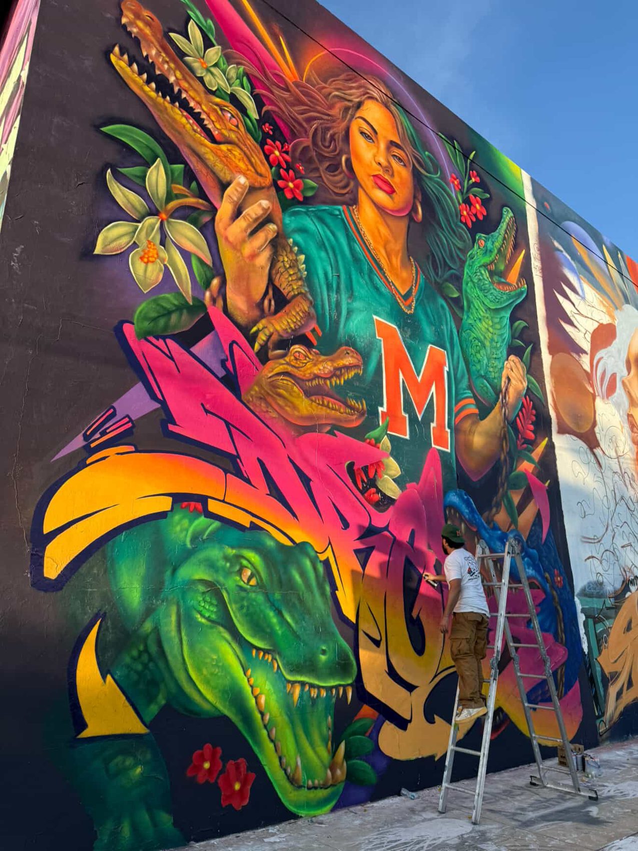 Painting Miami Godess, Wynwood Mural Fest